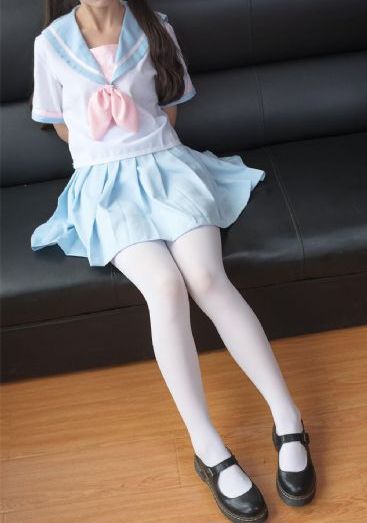 年轻的女教师在线观看_超清影视在线观看